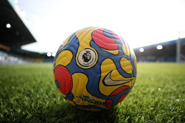 talkSPORT：曼联决定不触发瓦拉内合同中延长一年的选项英媒talkSPORT的报道，曼联已经决定不触发瓦拉内合同中延长一年的选项，在今年夏天成为自由球员之前，瓦拉内现在就可以自由地和海外俱乐部谈判以及预签合同。
